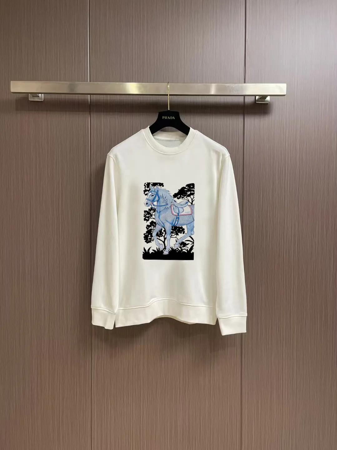 Hermès 2026FW Autumn and Winter New Arrival round neck sweatshirt, simple yet stylish Retro, custom terry fabric, solid feel, very classy, ​​close-fitting, soft and delicate, very refined and tasteful, in line with the current trend aesthetic. Size Shoulder width Chest Sleeve length Clothes length M: 48 53 57.5 64 L: 49.5 55 59 66